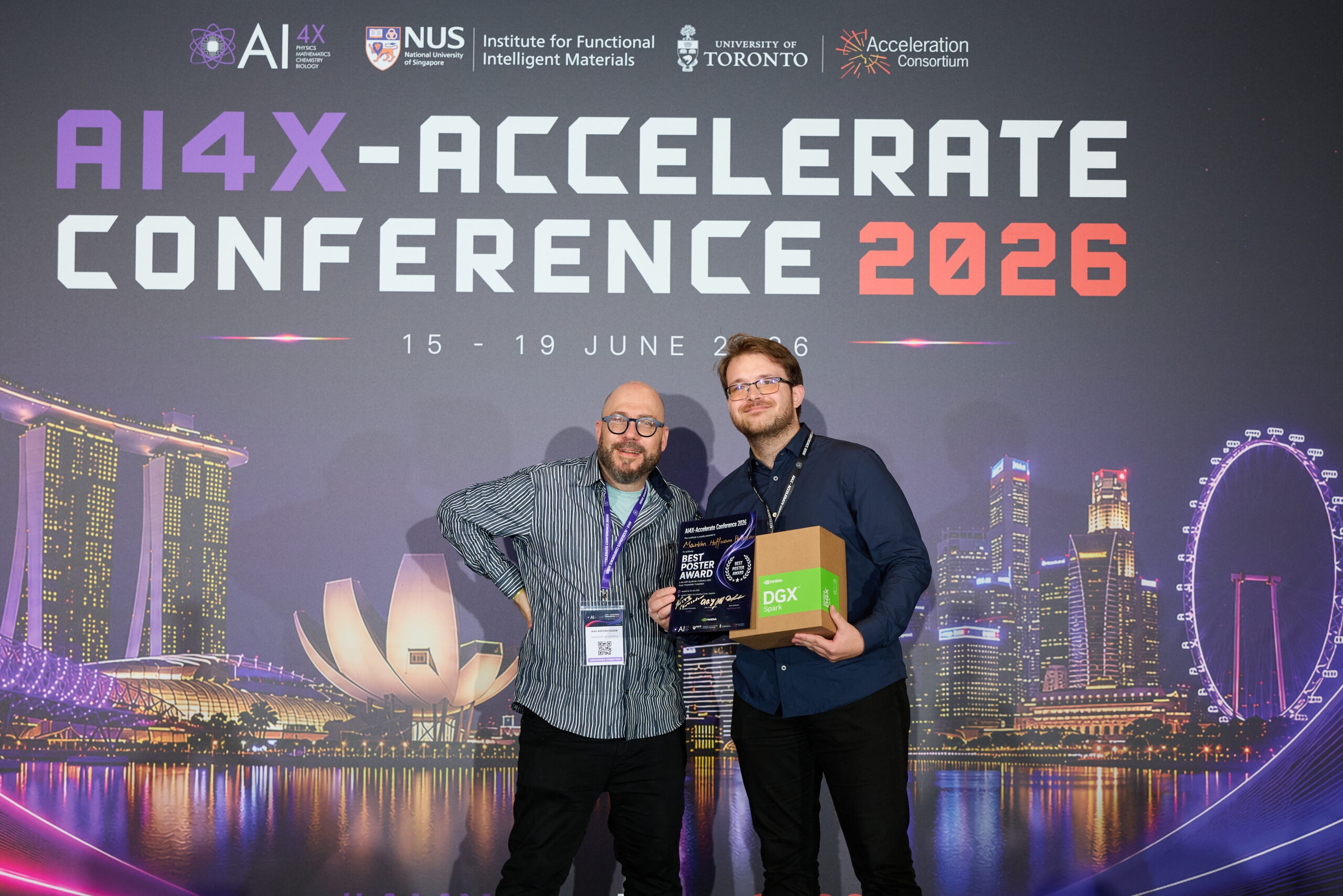 Martin Hoffman Petersen (right) and Editor-in-Chief Alan Aspuru-Guzik (left) at the awards ceremony.