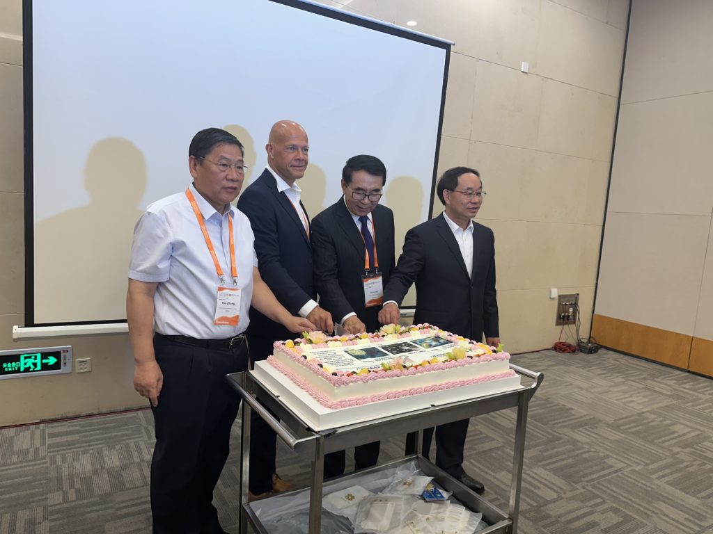 (From left to right) Professor Yue Zhang, Professor Dirk Guldi, Professor Chunli Bai and Professor Yuliang Zhao cut the celebration cake together.