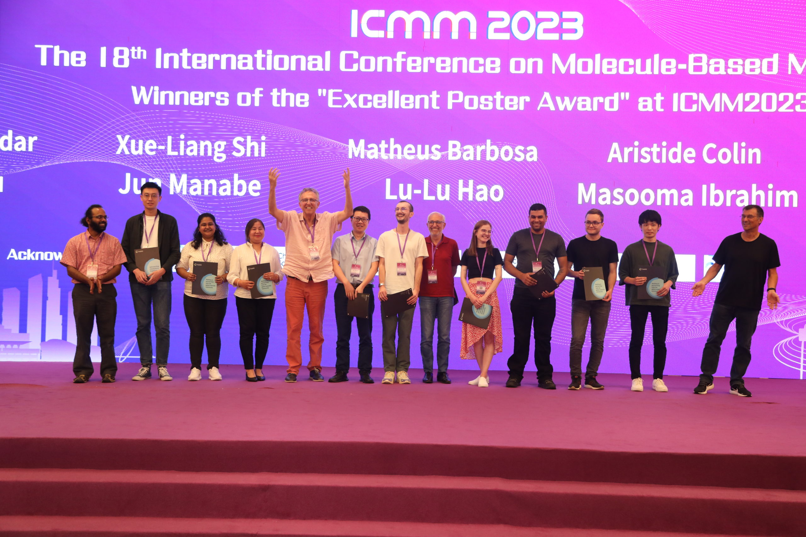 Group photo of the "Excellent Poster Award" winners.
